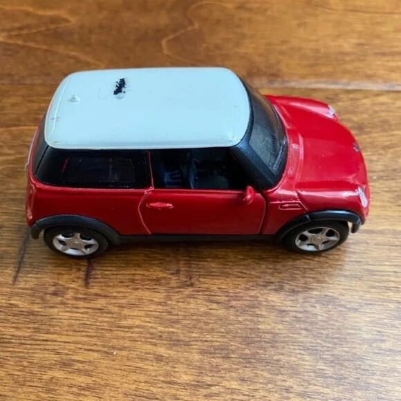 MAISTO Mini Cooper Red Diecast Car 1:36 - Picture 3 of 4
